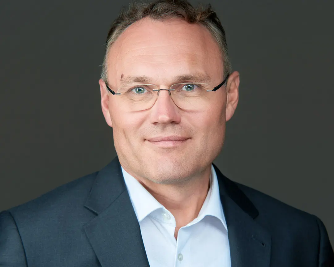 Professioneller Business-Headshot für LinkedIn, fotografiert von Rainer Müller Fotografie in Haßfurt.
