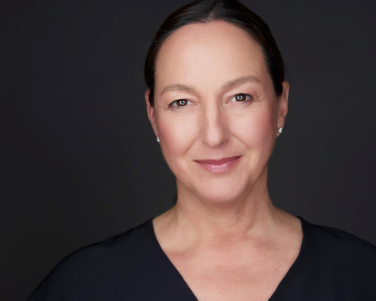 Headshot vor dunklem Hintergrund