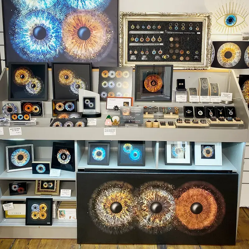 Schmuckstücke und Wanddeko aus Irisfotos gefertigt. Übersichtsfoto im Ladengeschäft von rainer Müller Fotografie fotografiert.